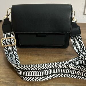 10. Black Square Magnetic Buckle Shoulder Bag